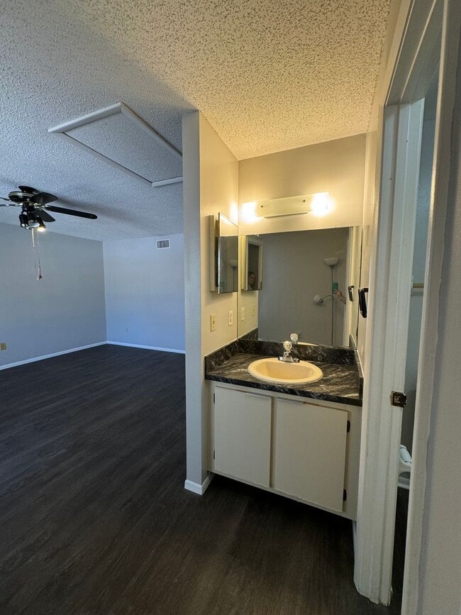 Building Photo - Spacious 3 bedroom, 2 bathrooms multiplex unit. 2 story in Alafaya