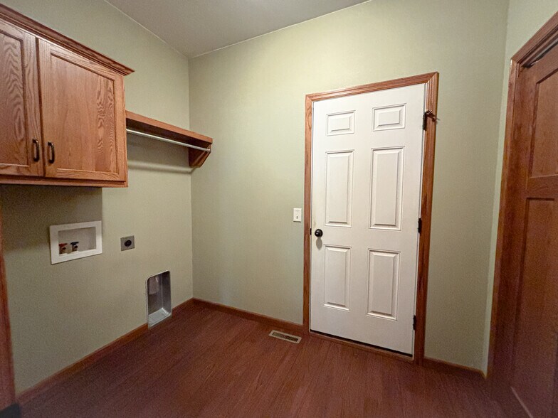 Building Photo - 958 Parkland Dr
