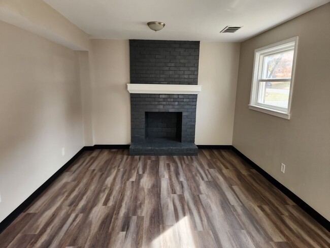 Building Photo - Renovated 3 bed 2 bath tri-level home Mead...