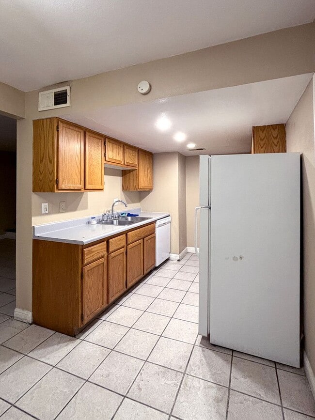 Building Photo - 2 Bedroom / 2 bath townhouse with 1 car garage