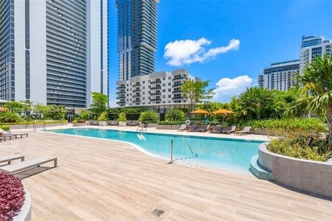 Building Photo - 700 NE 24th St