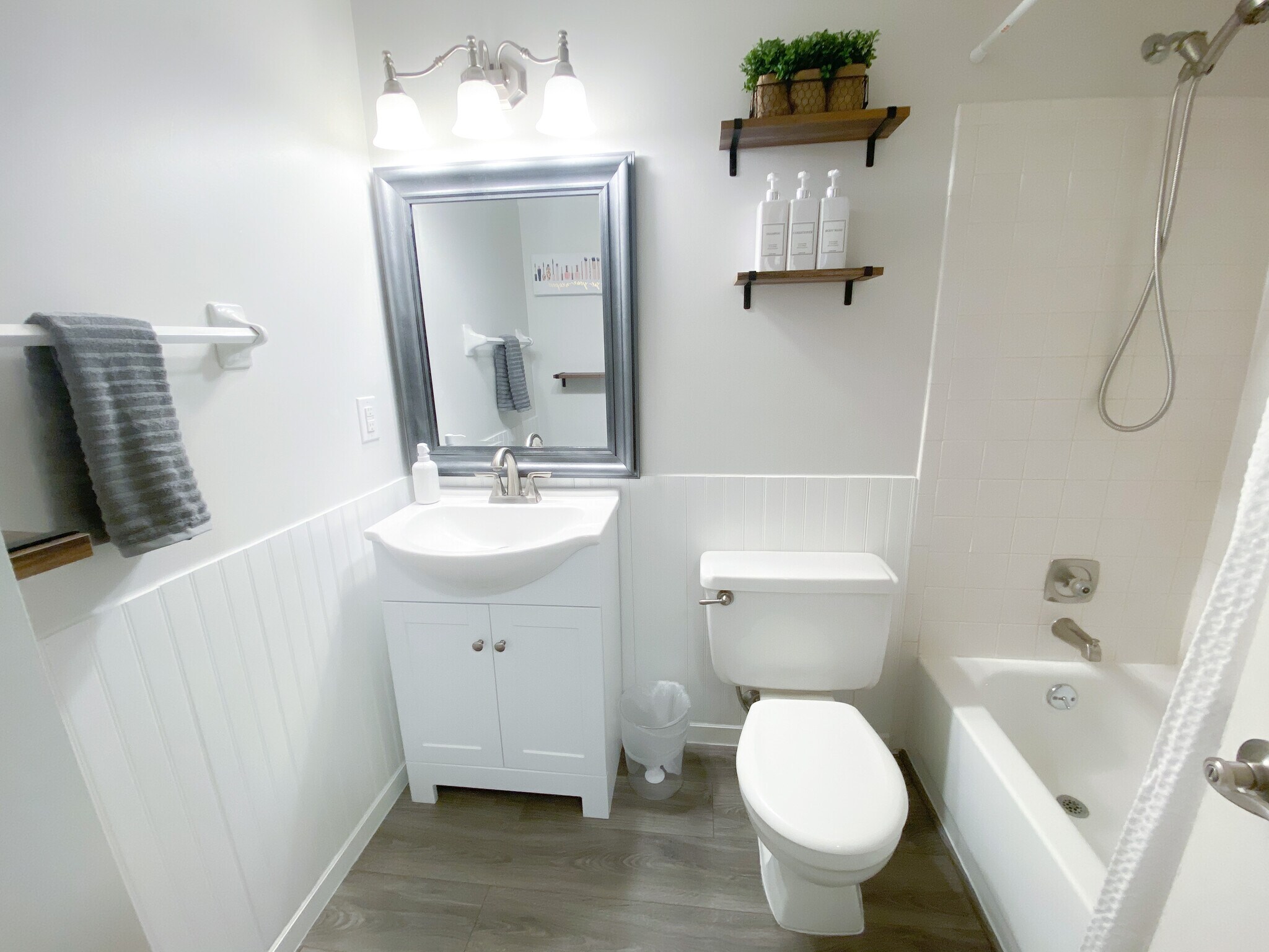 Hall bath with tub and shower combo - 11423 Five Cedars Rd