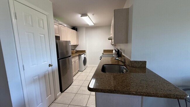 Building Photo - 2060 Greenview Shores Blvd