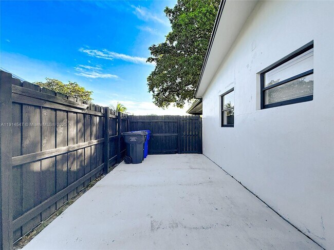 Building Photo - 600 N 66 Terrace