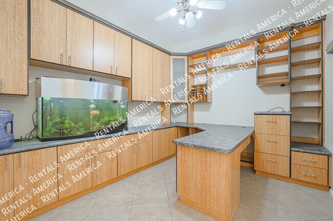 Building Photo - 703 W Canary Way