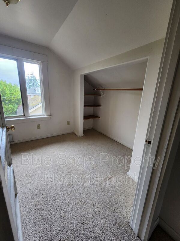 Building Photo - 137 W 13th St