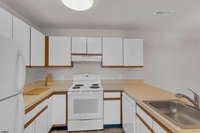Building Photo - 303 Heather Croft