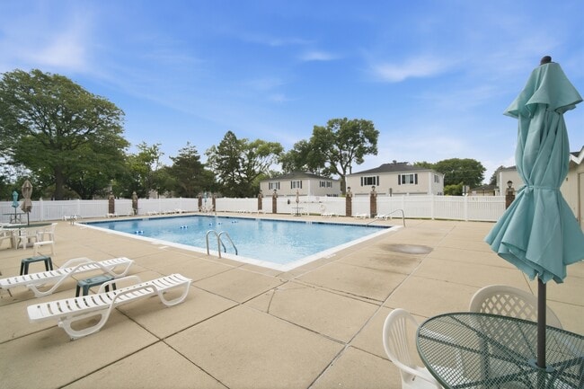 Building Photo - 1180 Cove Dr