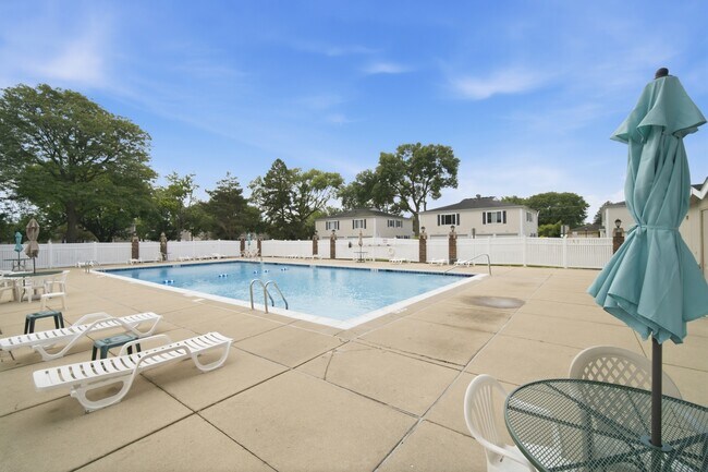 Building Photo - 1306 Cove Dr