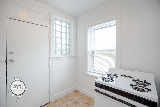 Building Photo - Bright and Sunny Cicero apartments! SPECIAL OFFER!