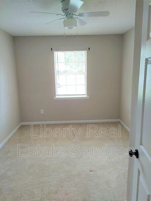 Building Photo - 734 Robin Hood Dr