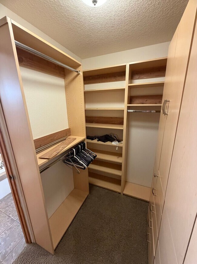 Building Photo - 3-Bedroom House!