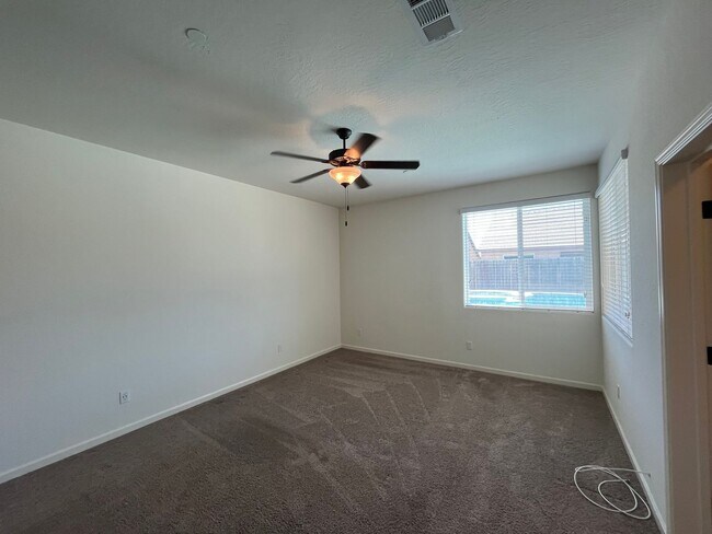Building Photo - beautiful three bedroom home with sparkling pool in Visalia