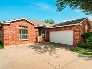 Building Photo - Great Location in Desoto!!