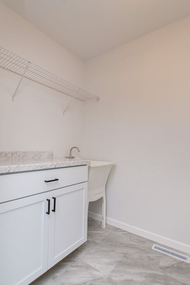 Building Photo - 3 bed 2 bath Home in Lakes of the Four Sea...
