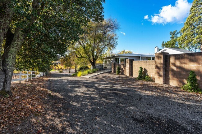 Building Photo - 3-Bed, 3-Bath Home with Spacious Layout and Vineyard Views