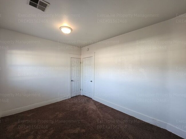 Building Photo - Move in ready. 3 bedrooms/ 1.5 bath, yard,...