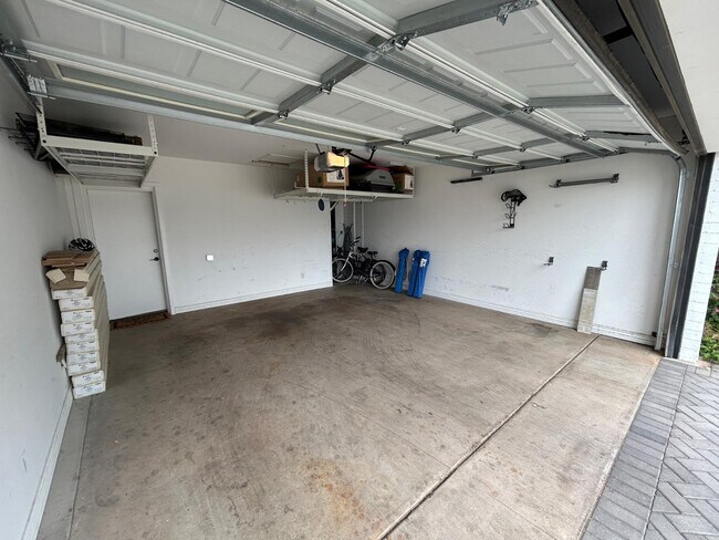 Building Photo - 4016 E Avalon Dr