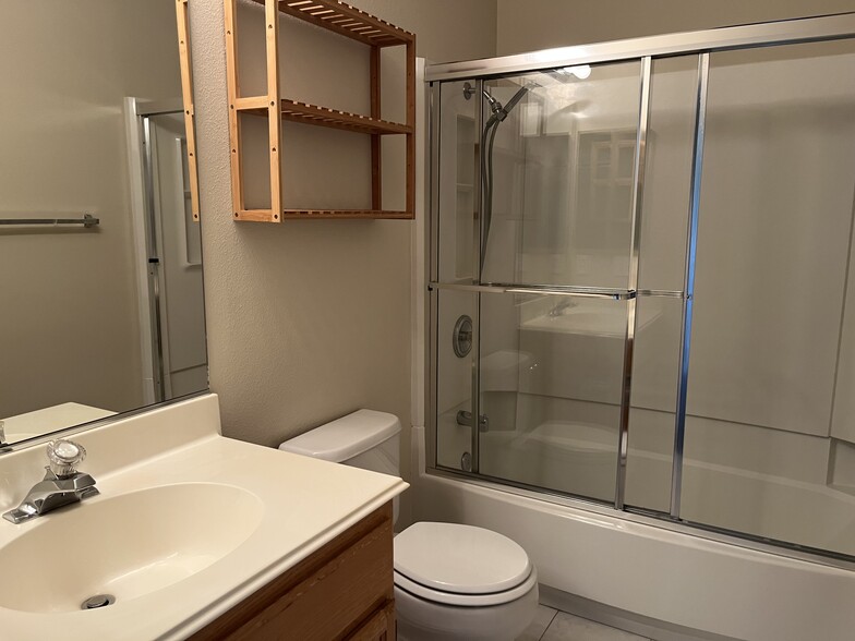 Guest bath - 3595 Madison Cmn