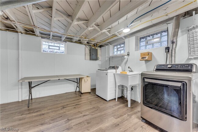 Building Photo - 19205 Pasnow Ave