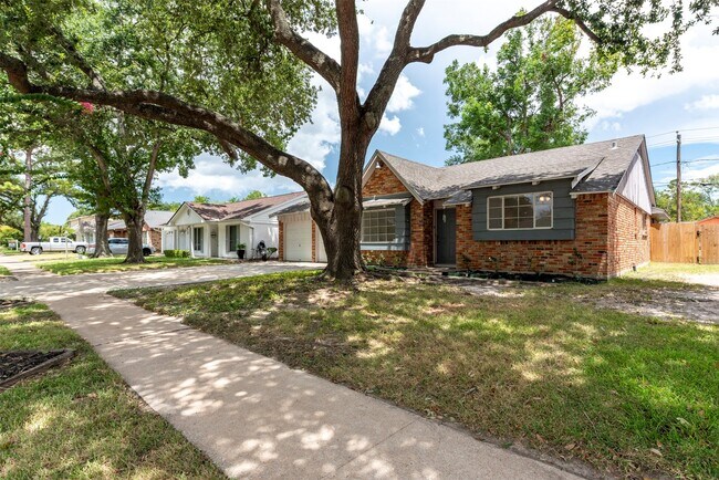 Building Photo - 3218 Crestdale Dr