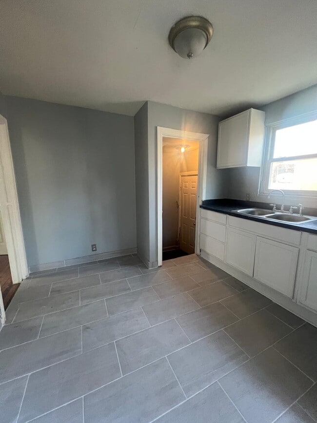 Building Photo - 10141 Roxbury St