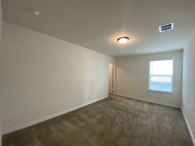 Building Photo - EDGEBROOK
