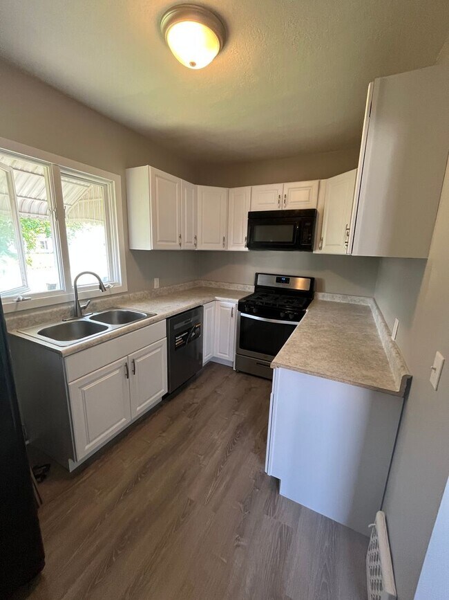 Building Photo - COMPLETELY REMODELED 3 BEDROOM SINGLE FAMI...
