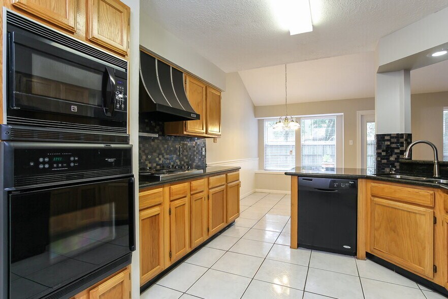 Building Photo - 5207 Village Springs Dr
