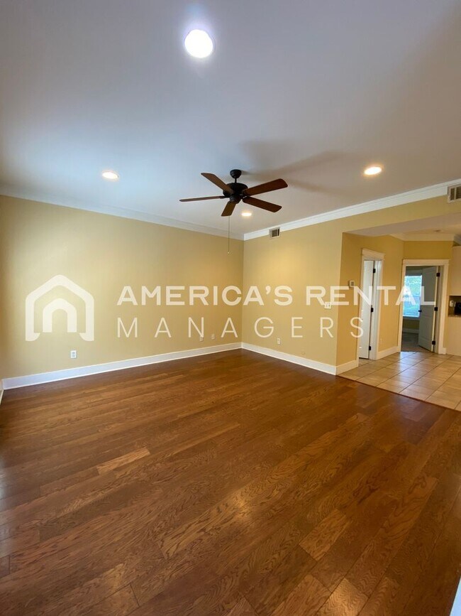 Building Photo - Townhome For Rent in Tuscaloosa!! COMING SOON!