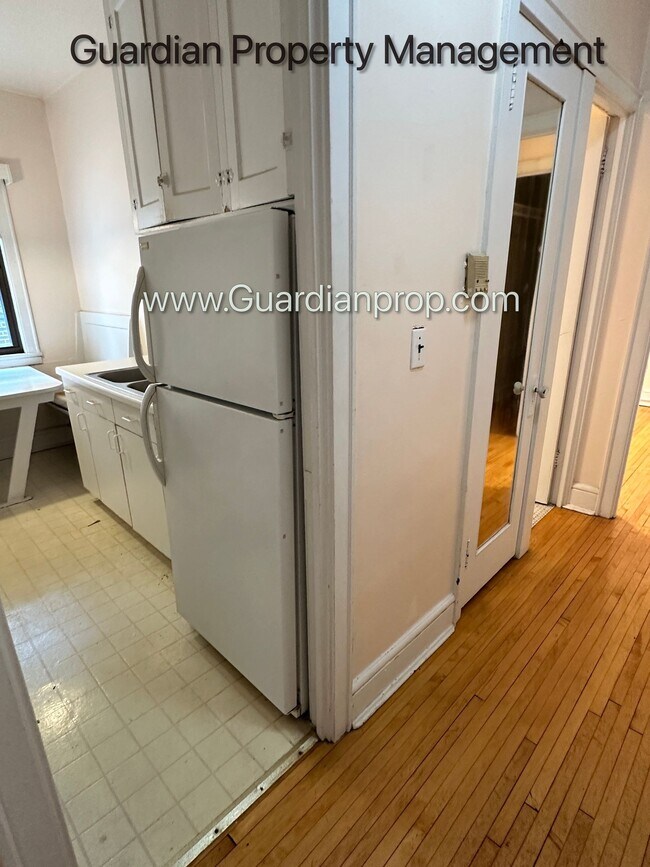 Building Photo - Top Floor Studio Lakes Uptown Apartment, Blocks from Both Lakes, Hardwood Floors, One Month Free