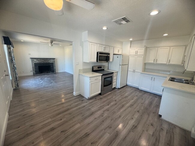 Building Photo - 4 Bedroom Home in Sacramento