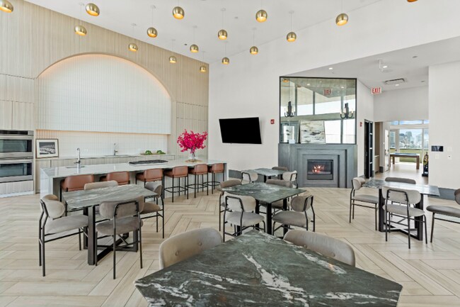 Building Photo - 214 W Hill St