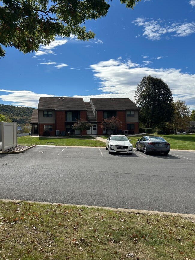 Building Photo - 11 Peachtree Ln