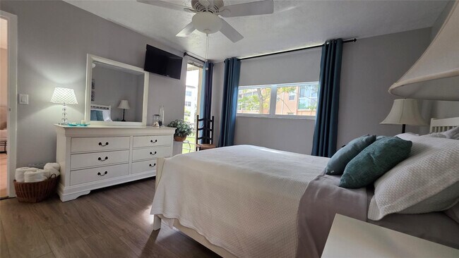 Building Photo - 2801 Somerset Dr