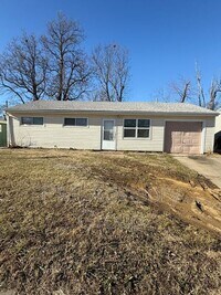 Building Photo - 3525 SE Adams St