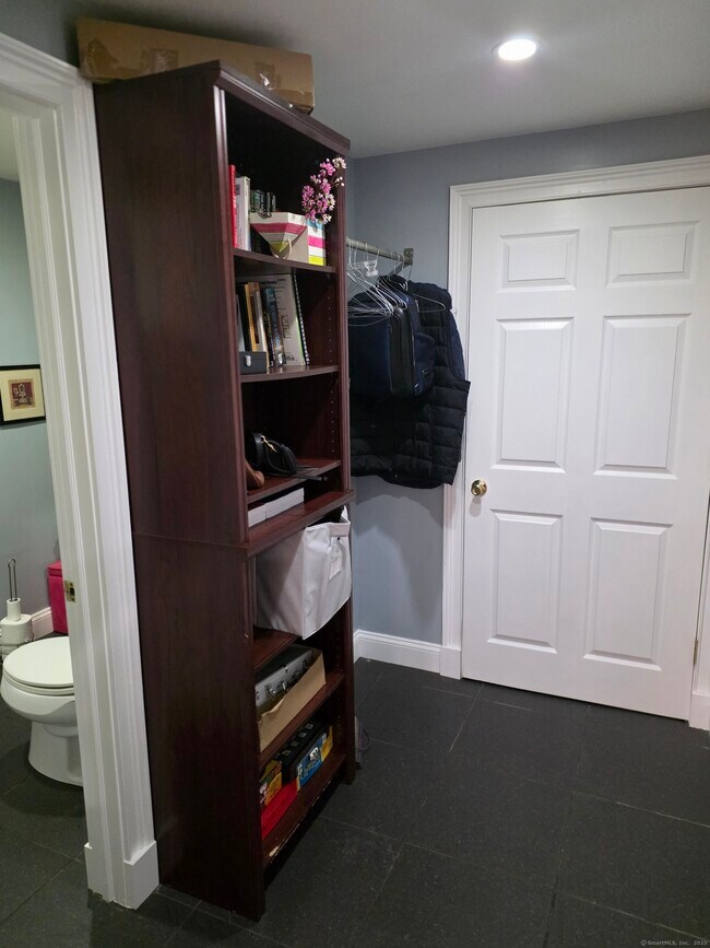 Building Photo - 913 Pleasant Valley Rd