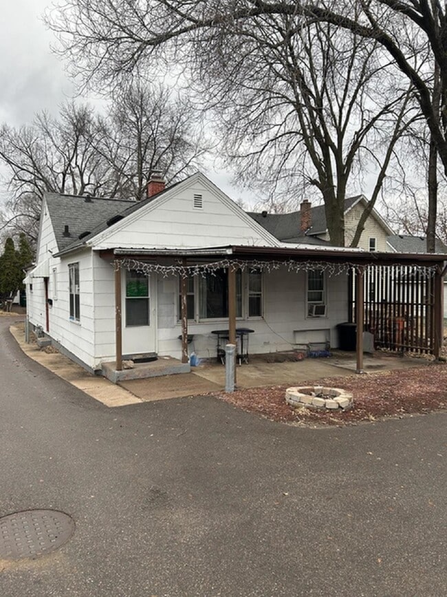 Building Photo - 4 Bed 1 Bath close to UWEC!