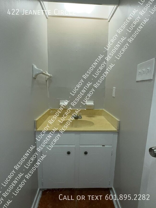 Building Photo - 422 Jeanette Cir