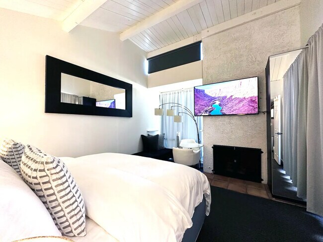 Building Photo - 7401 N Scottsdale Rd