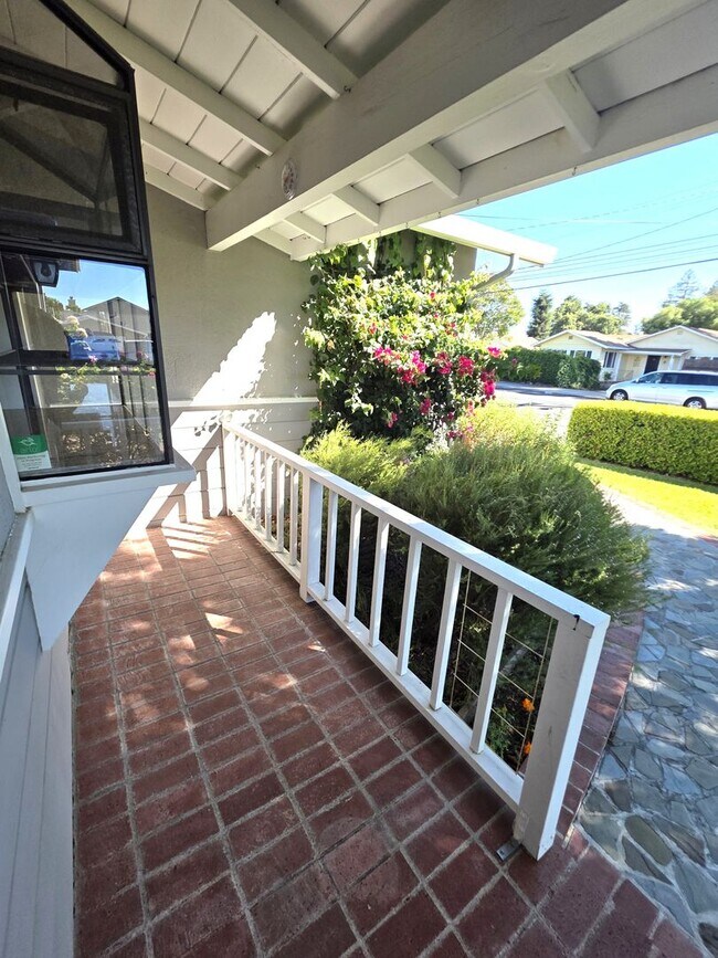 Building Photo - Delightful Single Story 2/2 with Expanded Bath and Beautiful Gardens