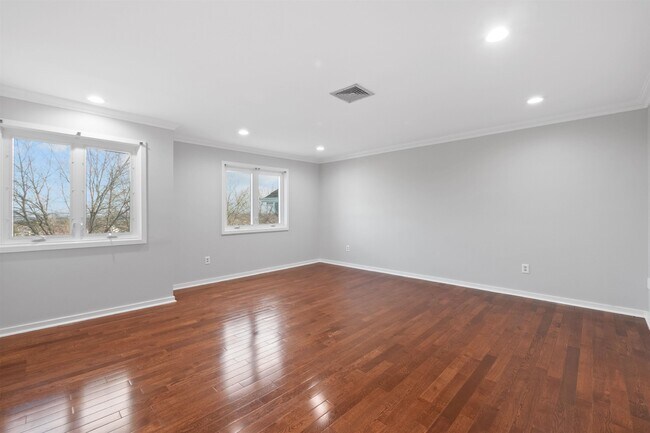 Building Photo - 18 SKYVIEW Ter