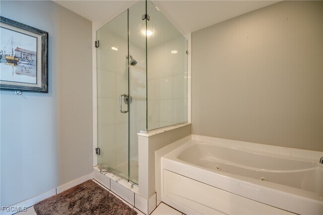 Building Photo - 3000 Oasis Grand Blvd