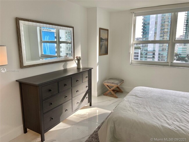 Building Photo - 1155 Brickell Bay Dr