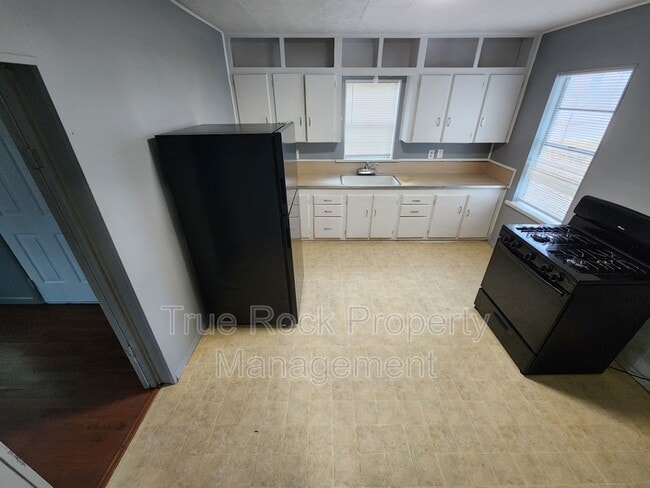 Building Photo - 400 W 17th St