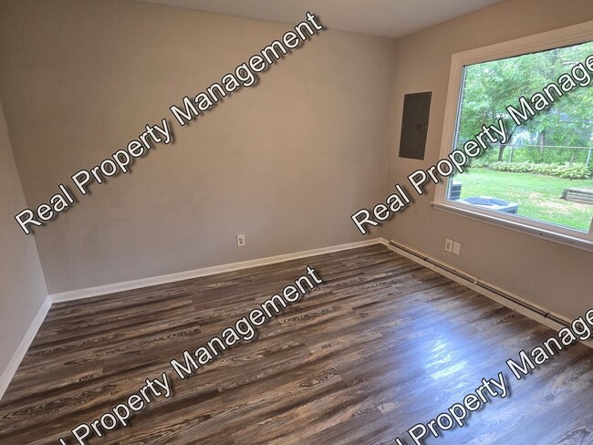 Building Photo - Large 2 Bedroom Duplex