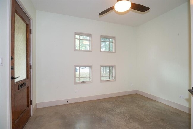 Building Photo - 610 W Live Oak St