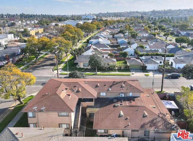 Building Photo - 3701 Coliseum St