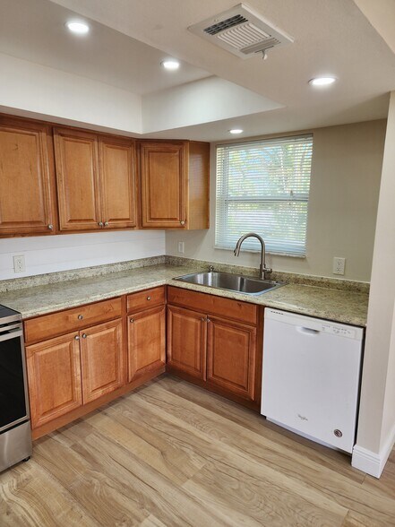 Building Photo - 409 80th St