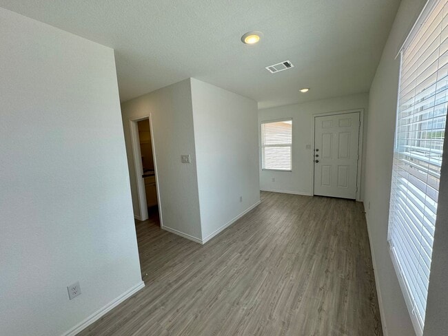 Building Photo - Modern 4-Bedroom Home with Community Pool ...